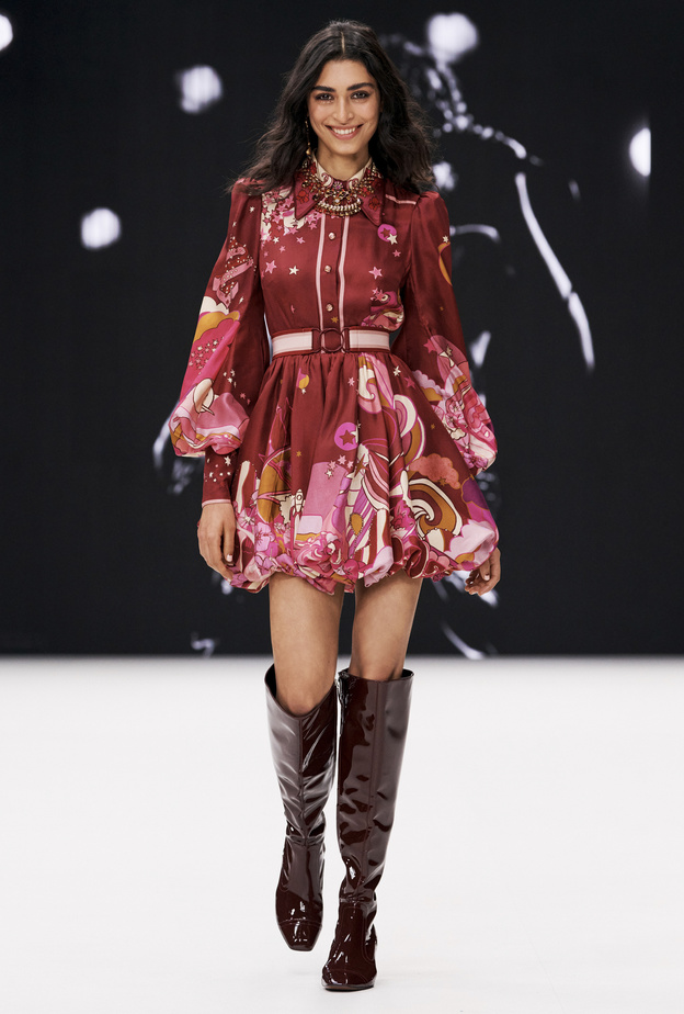 أجمل صيحات فساتين قصيرة مع الحذاء عالي الساق في شتاء 2022