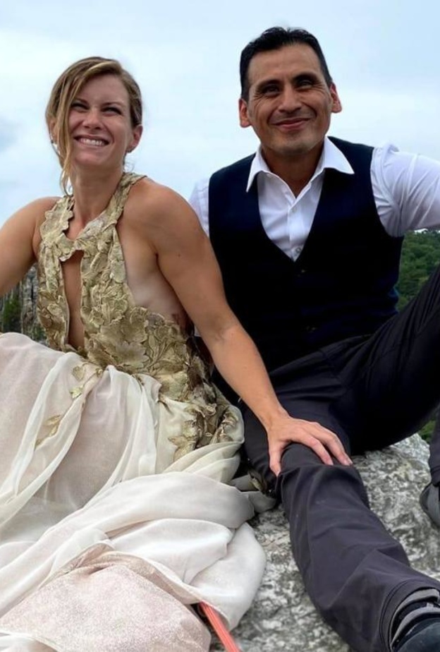 عروس تتسلق جرفًا بارتفاع 900 قدم في حفل زفافها