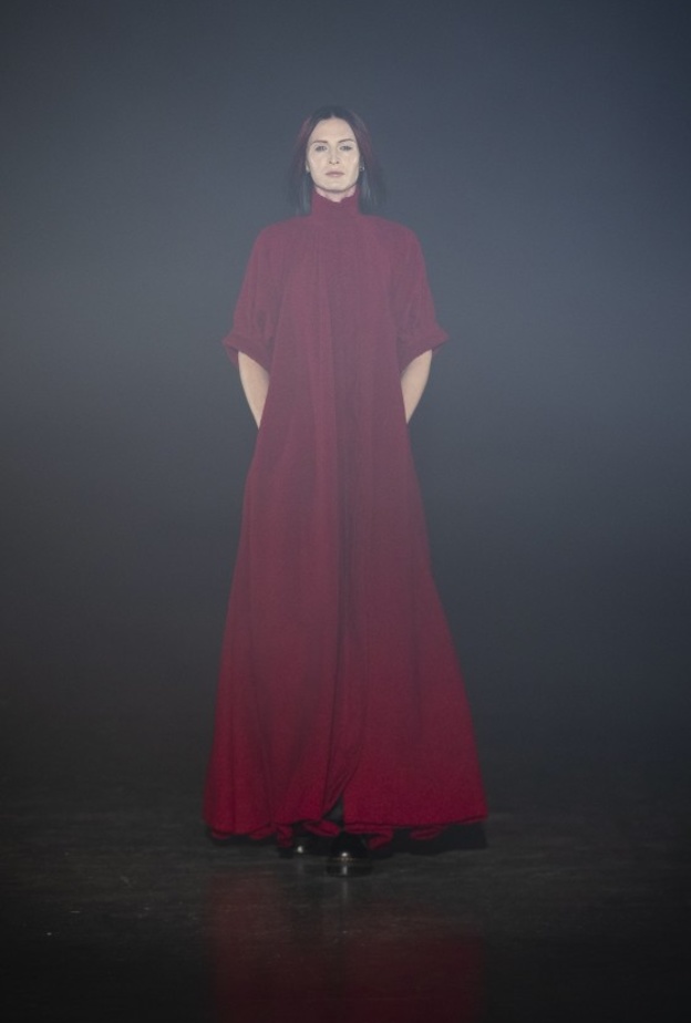 إطلالة نهارية راقية بفستان باللّون الأحمر من Art School