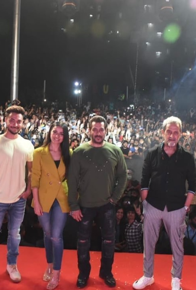 مشاهير في العرض الأول لأحدث أفلام سلمان خان وآيوش شارما