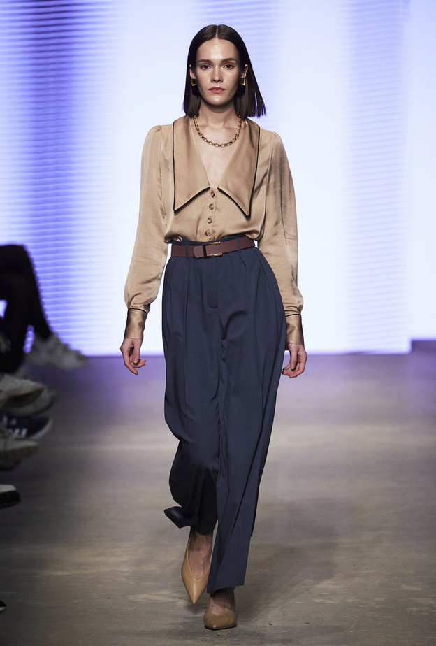 كيفية ارتداء وتنسيق موضة البنطلون الواسع لإطلالات خريف 2021