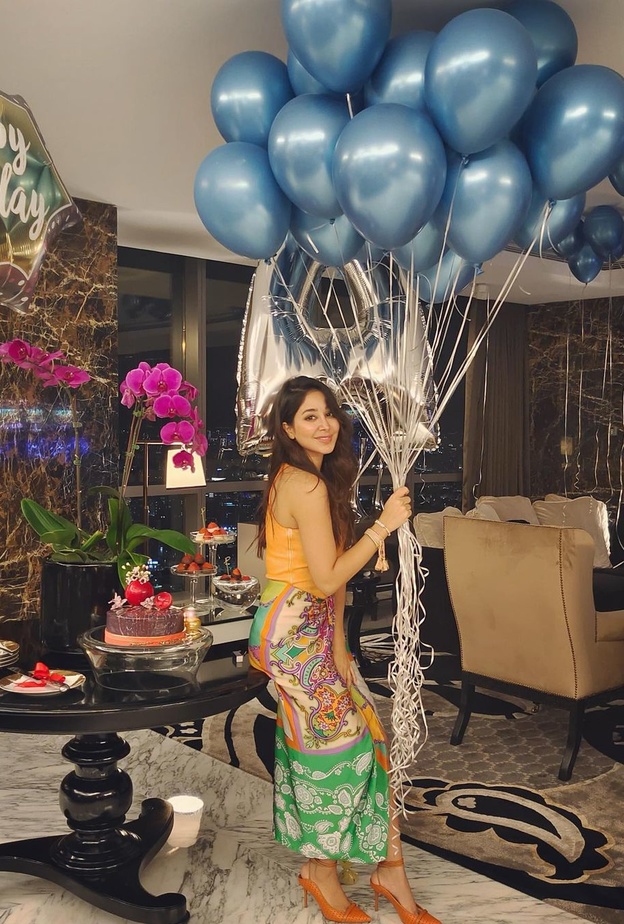 أسيل عمران تحتفل بعيد ميلادها بطريقة مميزة وتكشف مكان اختفائها