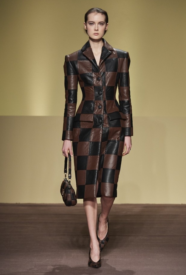 فستان مميّز من الجلد كارو باللّونين الأسود والبنّي من Budapest Collection