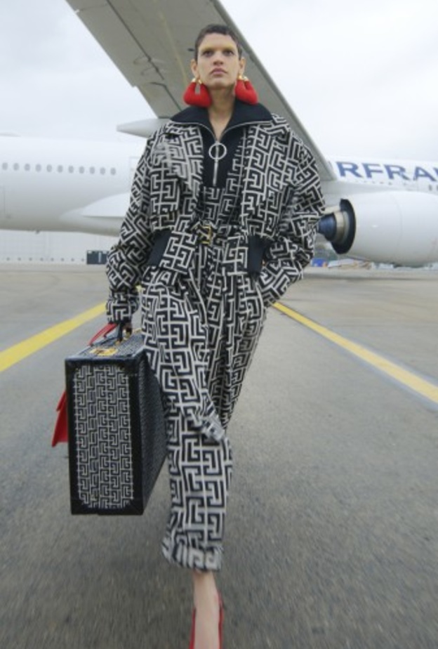 إطلالة عصرية ومريحة للسفر من Balmain