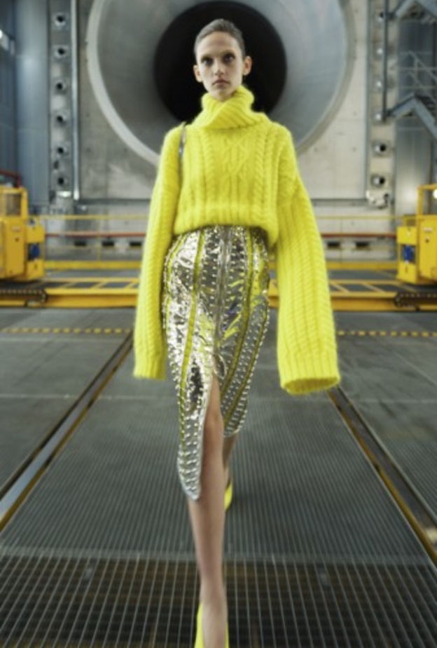 إطلالة مميّزة من دار Balmain العالمية