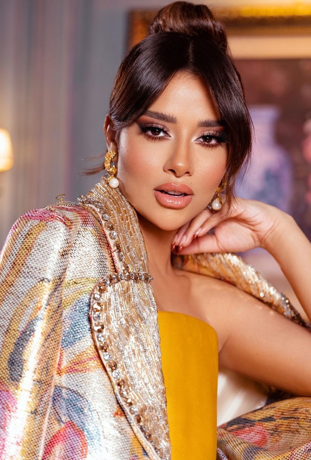  بلقيس فتحي بنيو لوك مكياج خريفي برونزي وشعر مرفوع 