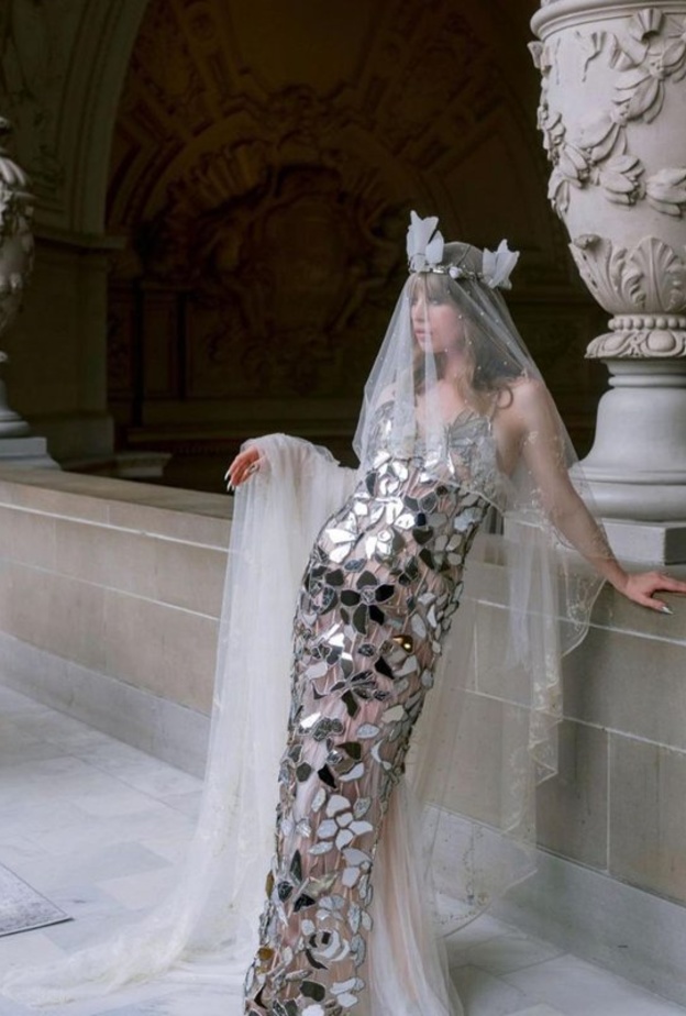 الثرية الأمريكية آيفي جيتي تتزوج بفستان مزين بالمرايا