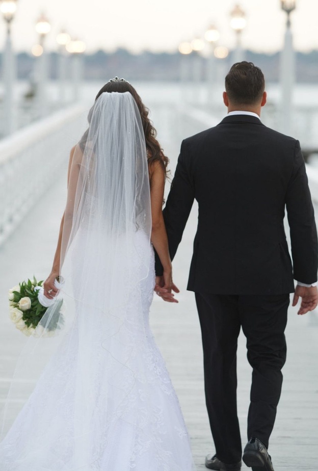 عروس تكافئ نادلة سكبت طعاما بالخطأ على فستان حماتها في حفل الزفاف