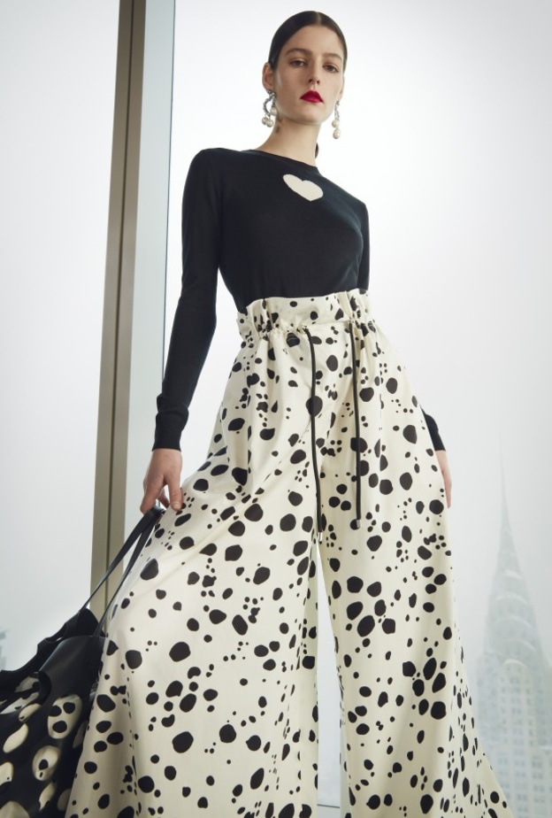 موديلات السراويل الواسعة- سروال واسع مميّز من Carolina Herrera