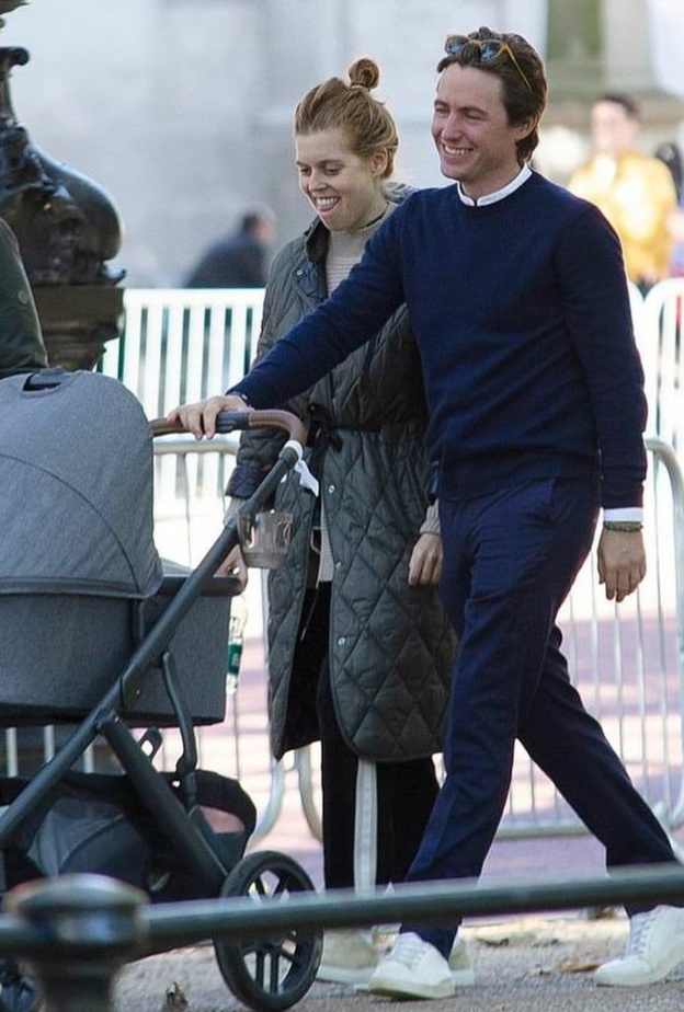 الأميرة بياتريس تٌعلق خرزة زرقاء على عربة ابنتها سيينا