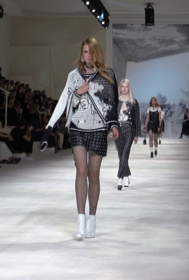 عرض شانيل كروز 2021 – 2022 في خور دبي 