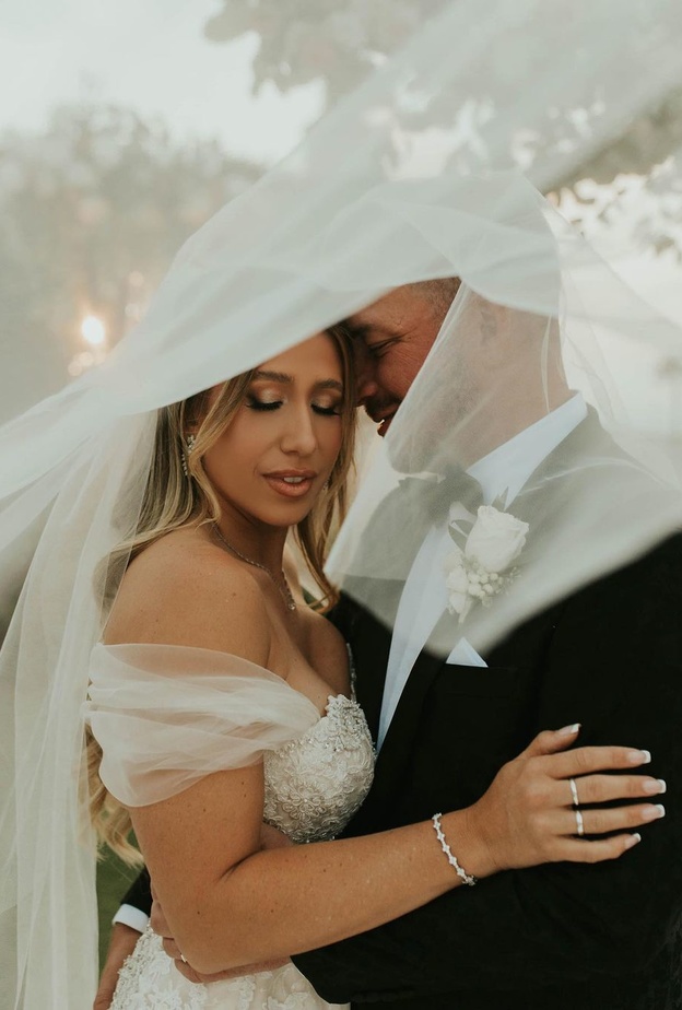 عروس مشلولة تسير في حفل زفافها