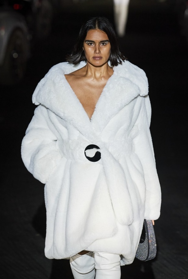 معطف مميّز من الفرو الأبيض من Coperni