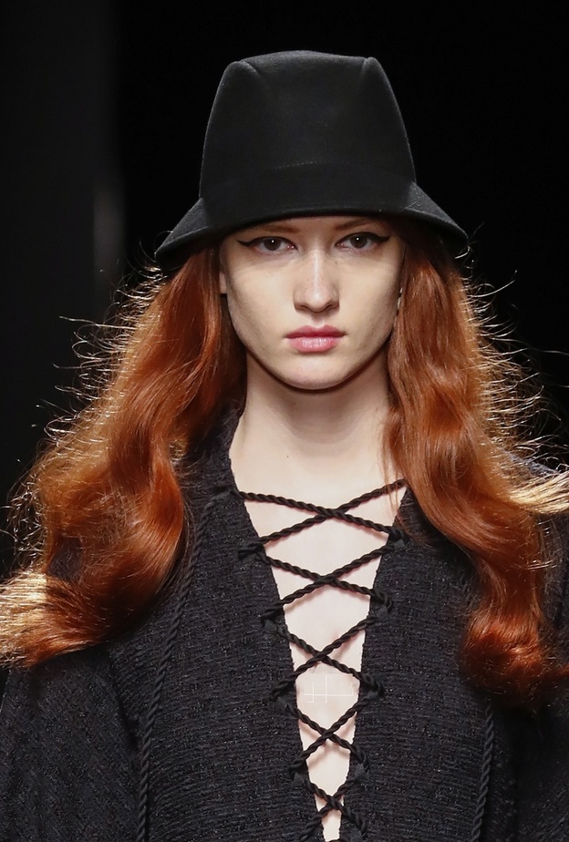 أفضل النصائح للعناية بالشعر الأحمر المصبوغ موضة خريف 2021