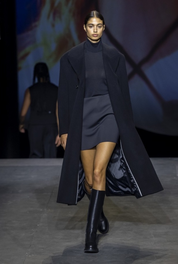 إطلالة باللّون الكحلي من Cos