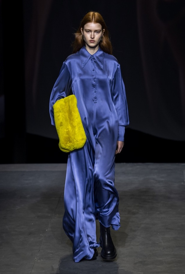 جمبسوت بقماشة الستان من Cos