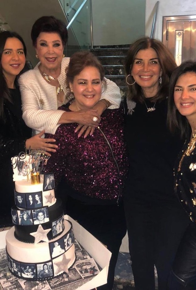 ميرفت امين ودلال عبد العزيز ورجاء الجداوي وايمي ودنيا سمير غانم في احد المناسبات 