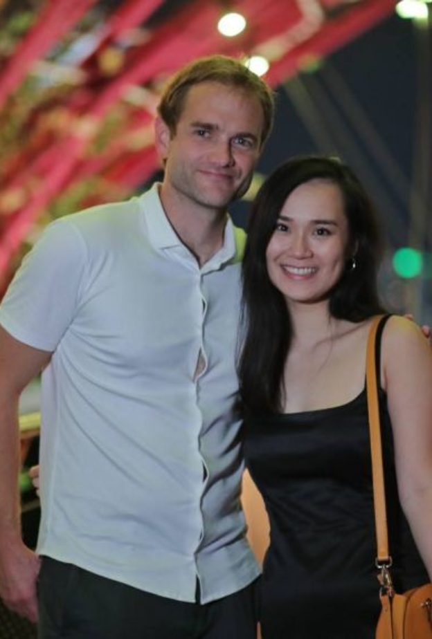 شاب يسافر من أمريكا إلى سنغافورة ليفاجئ صديقته بطلب الزواج