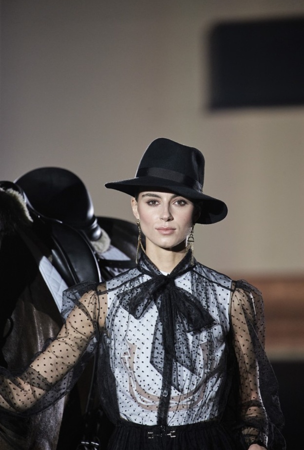 قبعة سوداء كلاسيكية من Elisabetta Franchi