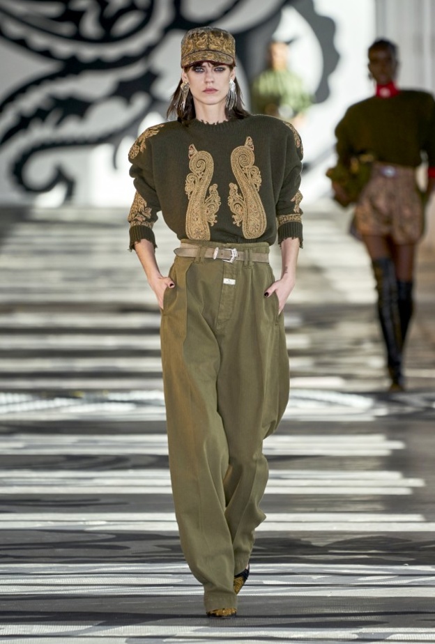 اطلالة من Etro