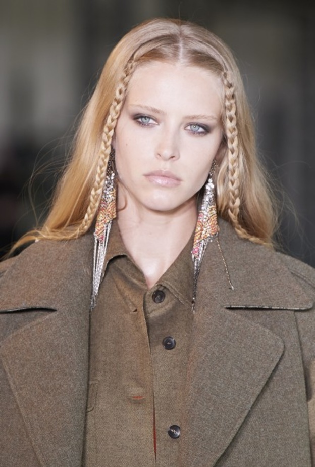 طريقة عمل تسريحات سهلة لصاحبات الشعر الطويل موضة خريف 2021