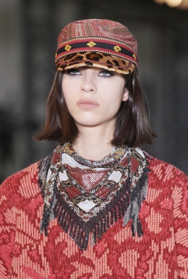 تسريحات شعر ناعمة مع القبعات الأنيقة لخريف 2021