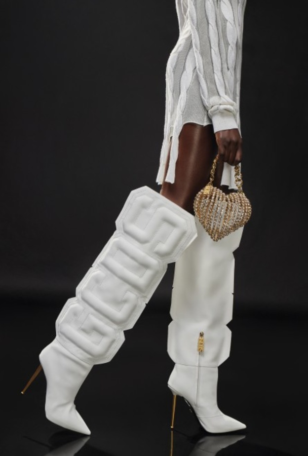 تصاميم الأحذية بالكعب العالي- جزمة بالكعب العالي مميّزة باللّون الأبيض من GCDS