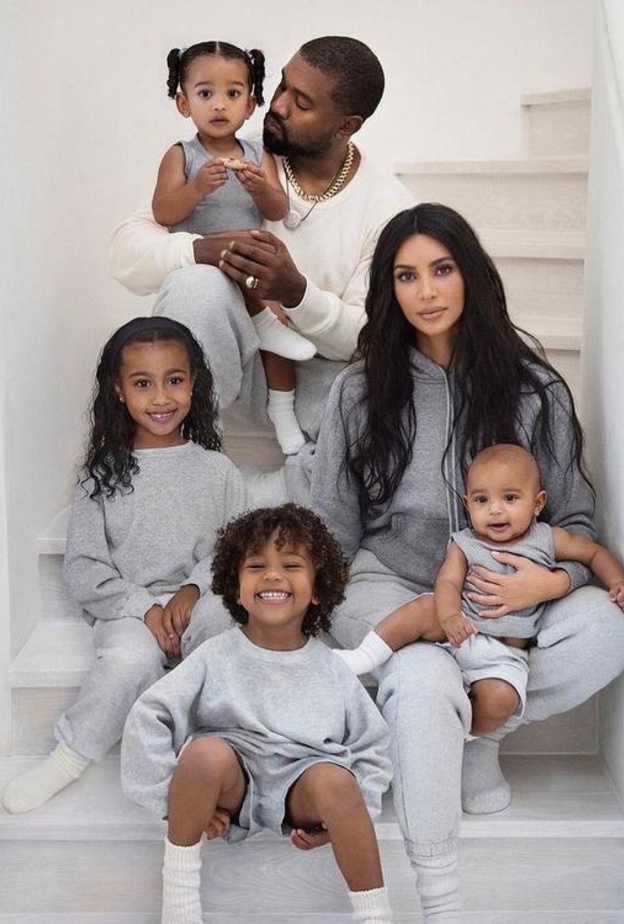 كاني ويست وكيم وابنائهما