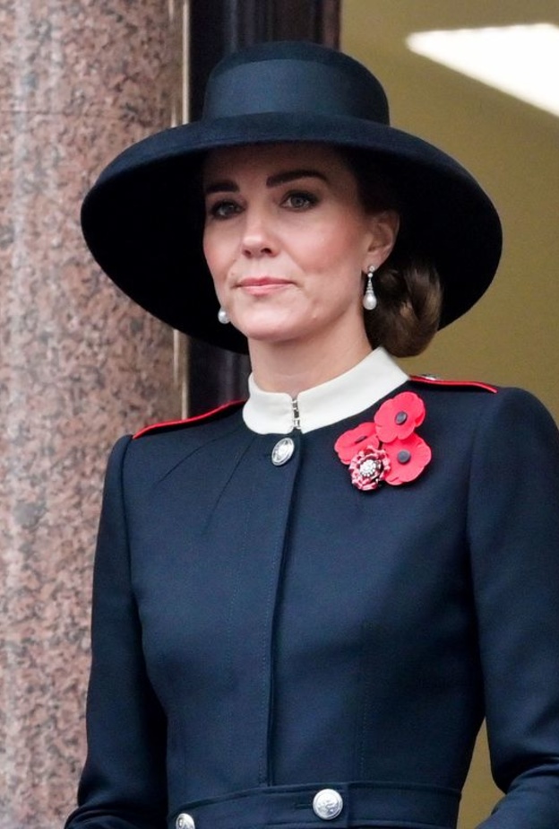 لماذا ترتدي سيدات العائلة المالكة البريطانية قطع المجوهرات المرصعة باللؤلؤ في الجنازات وأحد الذكرى؟