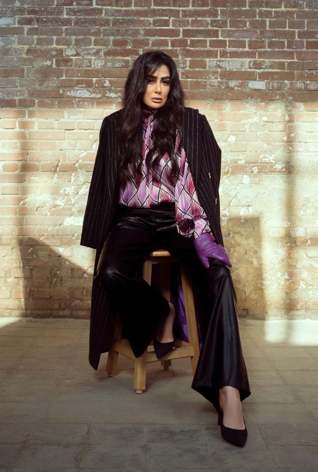 غادة عبد الرازق بإطلالة شتوية محتشمة وشبابية خاطفة للأنظار