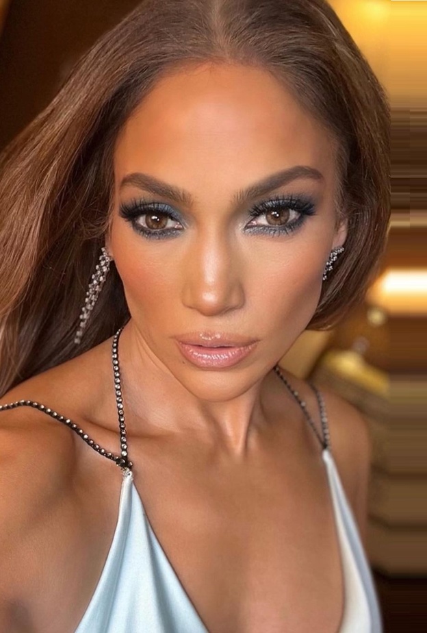 أحدث صيحات جمالية مستوحاة من إطلالات جينفير لوبيز