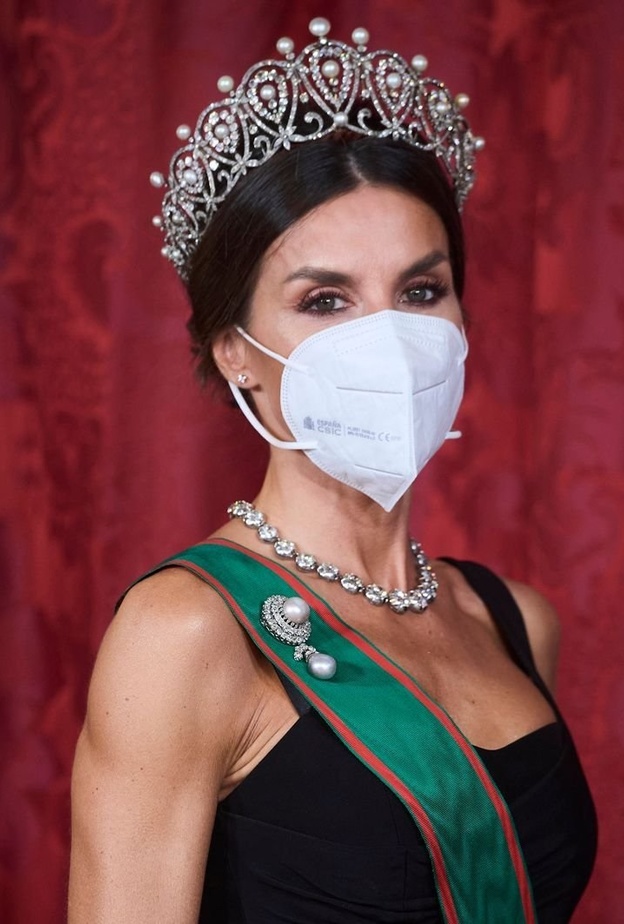 ملكة إسبانيا ترتدي مجوهرات ذات تاريخ مميز من مجموعة المجوهرات الملكية