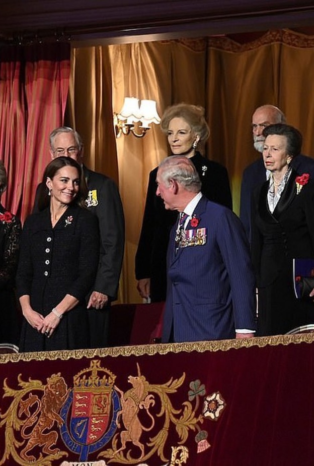 العائلة المالكة البريطانية في احتفالات يوم الذكرى في قاعة ألبرت الملكية