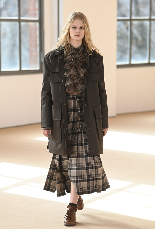 طرق تنسيق موضة الكارو بخطوط داكنة أجمل صيحات خريف 2021