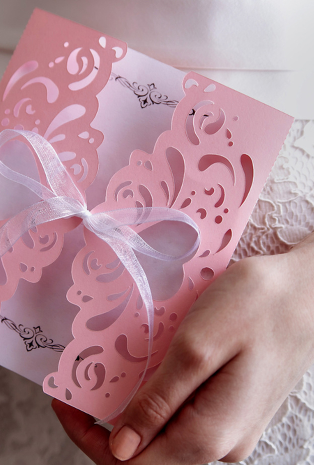 بطاقات زفاف من الدانتيل للعروس صاحبة الذوق الفخم