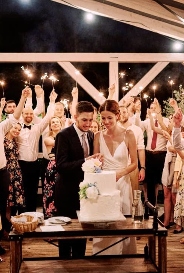 قواعد اتيكيت للتعامل مع كعكة الزفاف في الحفل