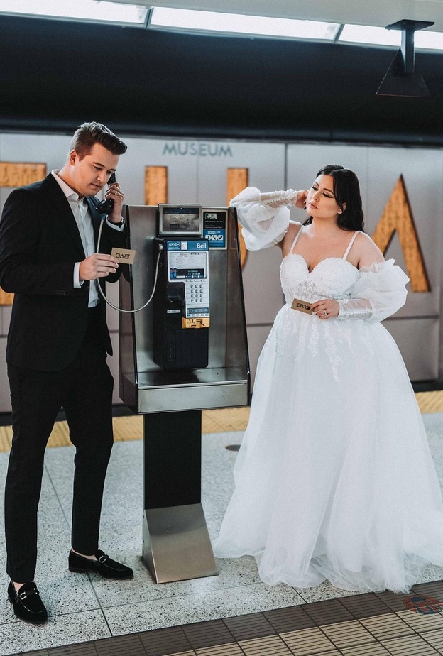 عروسان يحصلان على جلسة تصوير مبتكرة مستوحاة من مسلسل Squid Game