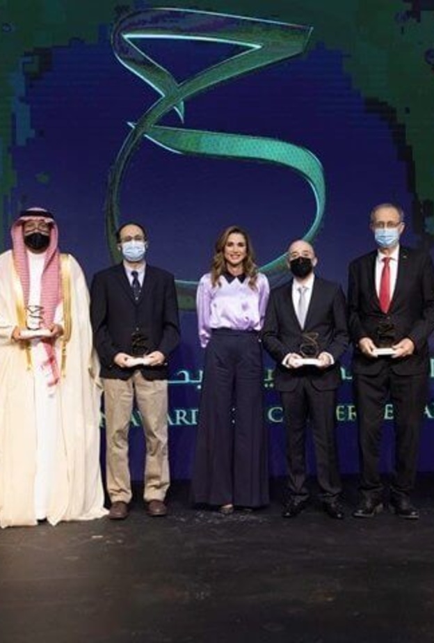 الملكة رانيا تسلم جائزة الملك حسين للسرطان