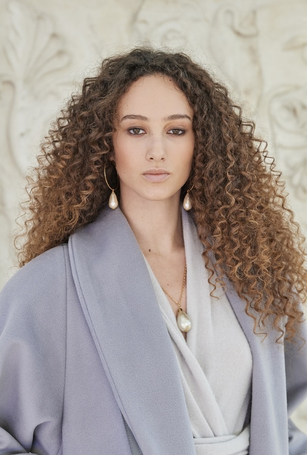 تسريحات شعر كيرلي ملفتة لإطلالات خريف 2021