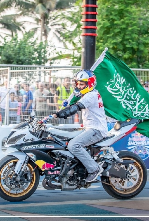 جانب من الاستعراضات الممتعة لفريق ريد بُل على كورنيش جدة