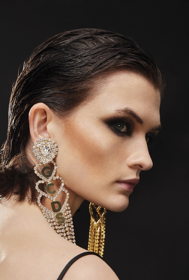 رسمات مكياج سموكي اسود وقوي من وحي دار GCDS