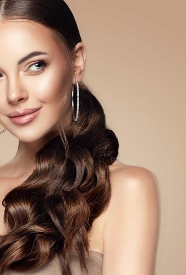 3 تسريحات تناسب الشعر الطويل في الشتاء