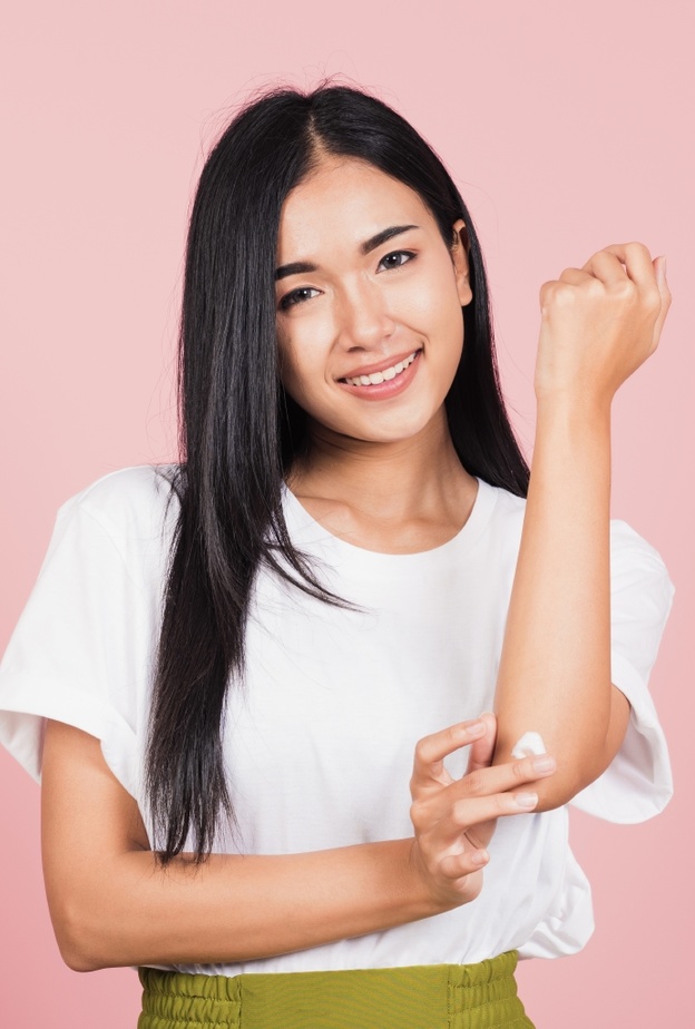 أهم النصائح اليومية للتخلص من خشونة الأكواع وتنعيمها في الشتاء