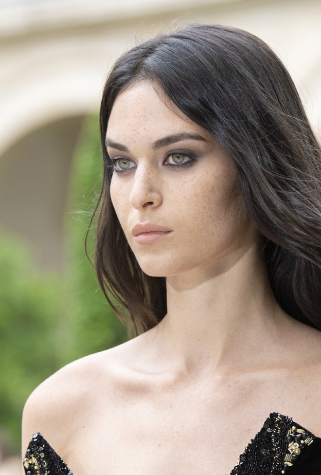 حيل مكياج مميزة لصاحبات العيون الملونة