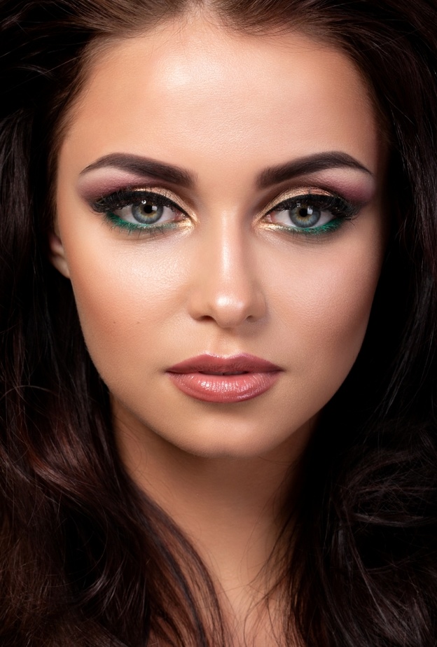 مكياج عيون ملفت يناسب إحتفالات اليوم الوطني الإماراتي