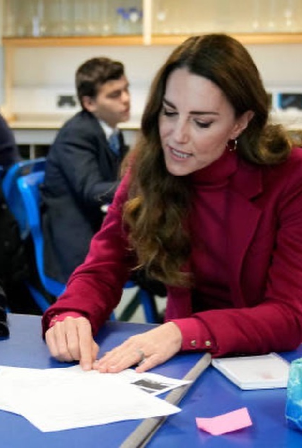 كيت ميدلتون تحضر فصول علوم بصحبة طلاب المدارس