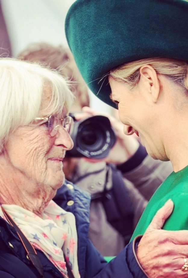 ملكة هولندا تعانق إحدى معجباتها بعد تشخيصها بالسرطان