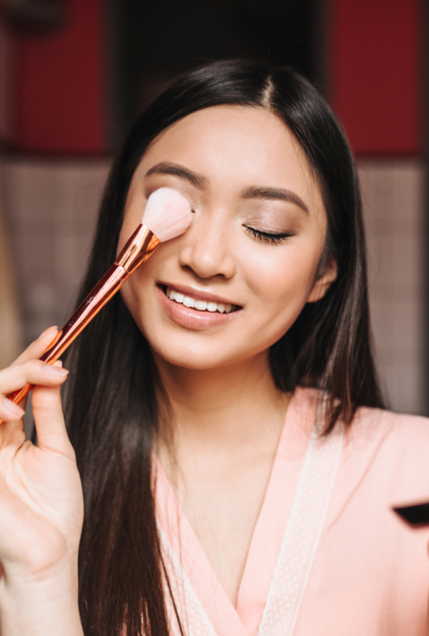 بدائل طبيعية عن مستحضرات المكياج وطرق تطبيقها