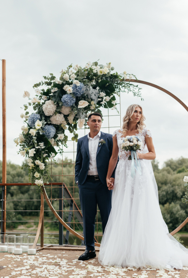 shutterstock_ أفكار رائعة لديكور حفلات الزفاف بالأقواس النباتية