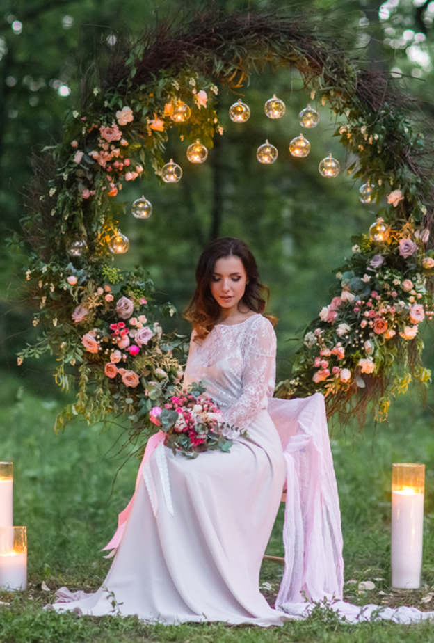 أفكار غير تقليدية لديكور كوشة العروسين في حفل الزفاف